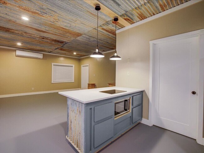 Building Photo - Studio. PROMO $400.OFF FULL MONTHS RENT! . Utilities included!!!