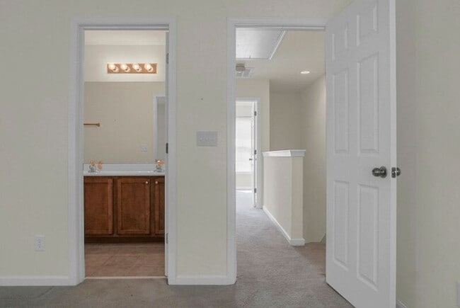 Building Photo - 215 Hemingway Cir