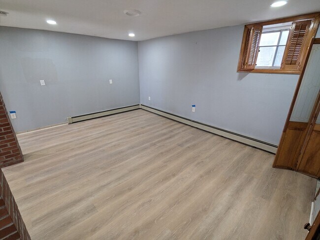 Building Photo - 376 Fellsway W