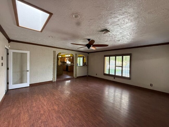 Building Photo - Updated Pool Home in Engler Estates