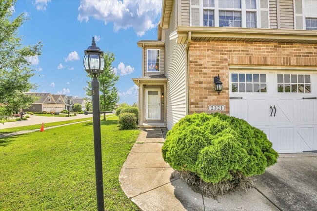 Building Photo - Updated 3 Bedroom Townhome in SW Champaign - Available 06/01/2026