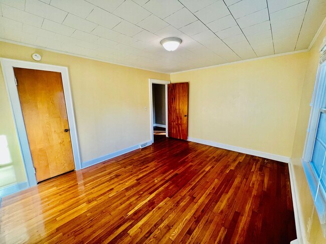 Building Photo - 2 bed with Large Garage