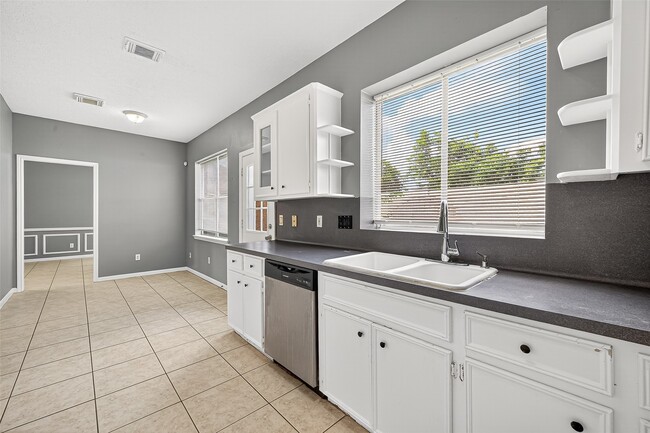 Building Photo - 4806 Sunshine Dr