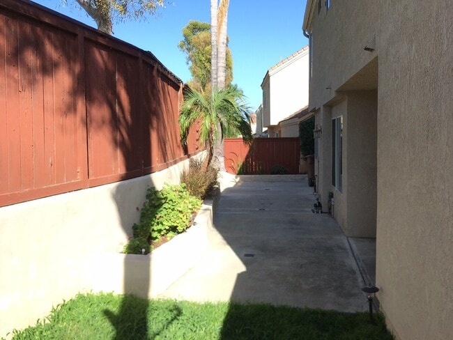Building Photo - Beautiful 4 Bedroom, 2.5 Bath Single Famil...