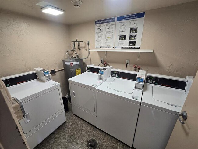 Building Photo - 250 Jacaranda Dr