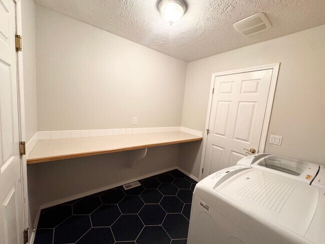 Building Photo - 4 Bedroom Available now in Meridian