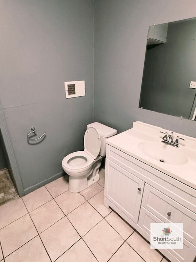 Building Photo - Nice main floor commercial space for rent