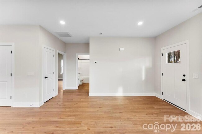 Building Photo - 1558 7th Ave Dr SW