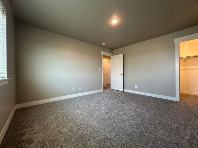 Building Photo - New Never Lived in Springville Townhome Fo...