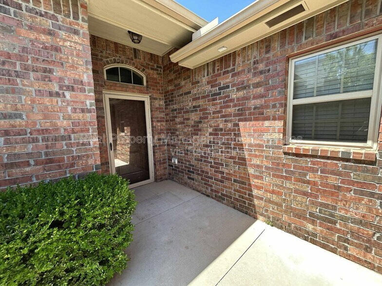 Building Photo - 10237 Hawthorn Dr