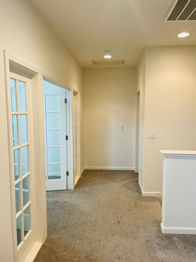 Building Photo - Modern 2 bed/2.5 bath with BONUS ROOM in West Sac