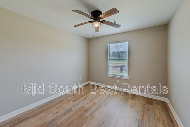 Building Photo - 829 Pine Tree Rd