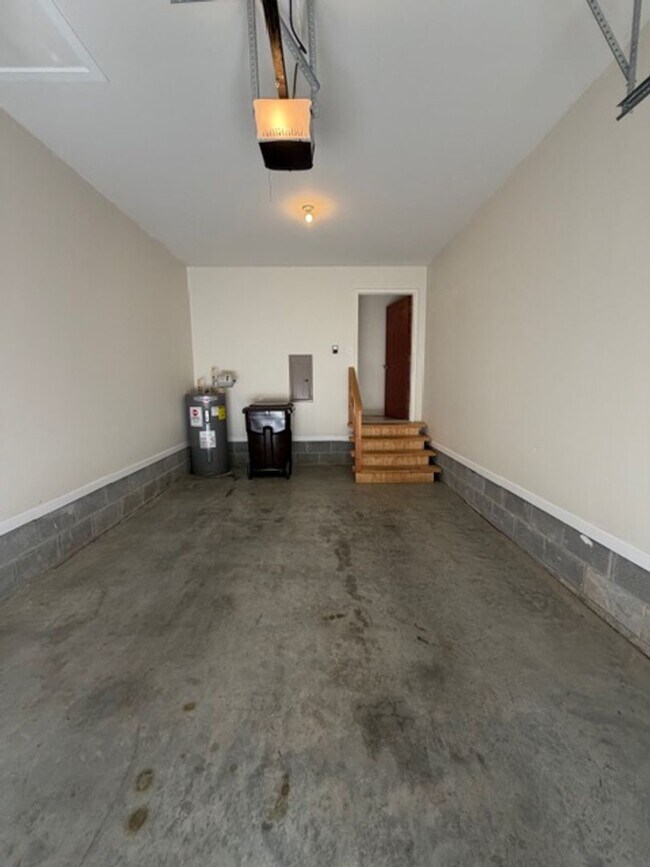 Building Photo - Well Maintained 2 Bedroom 2 Bath Duplex with Garage