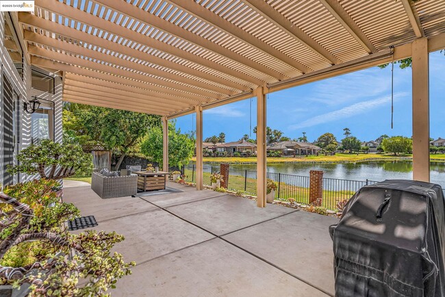 Building Photo - 2435 Pinehurst Ct