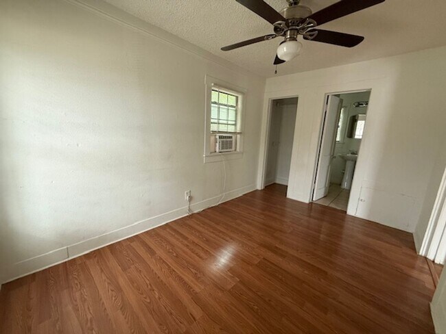 Building Photo - 618 Santos St