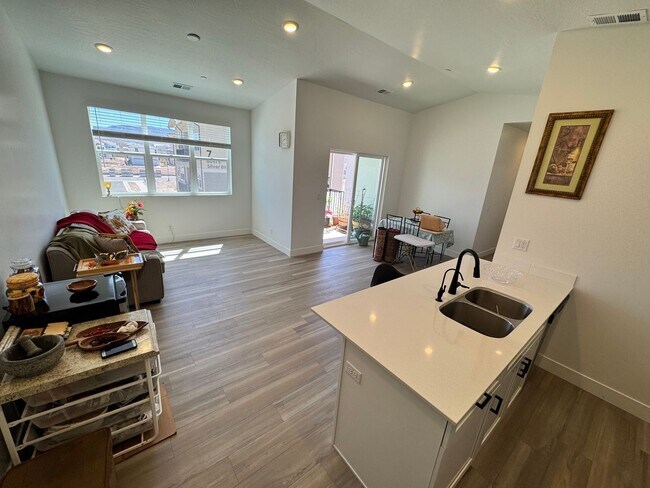 Building Photo - 3 Bed Condo In Desert Color!