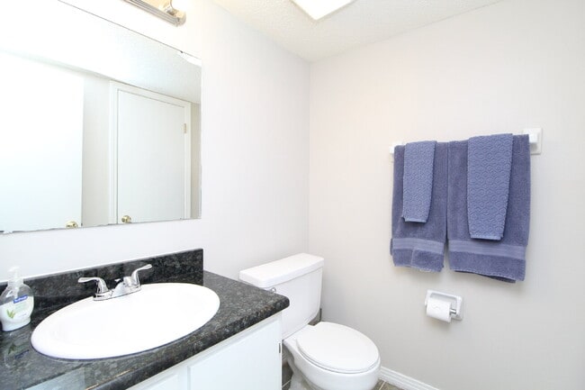 Building Photo - Updated 2BR/1.5BA End-Unit Townhome Near N...