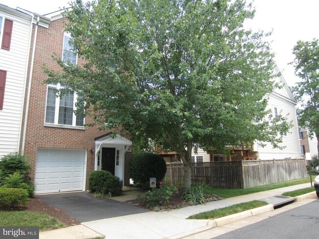 Primary Photo - 11640 Fairfax Center Woods Tr