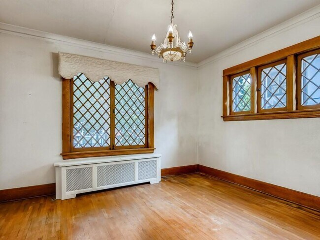 Building Photo - June 2026 ~ Cute 5 bedroom house. Spacious...