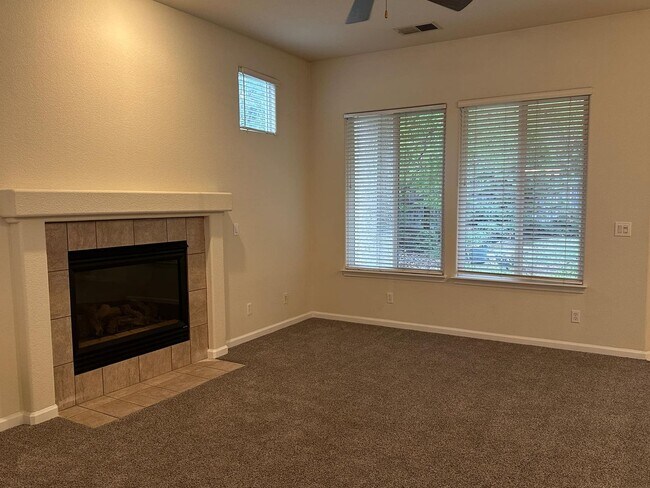 Building Photo - Charming 4 bedroom, 2 bathroom single fami...