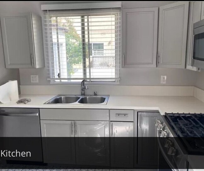 Building Photo - 1028 17th St