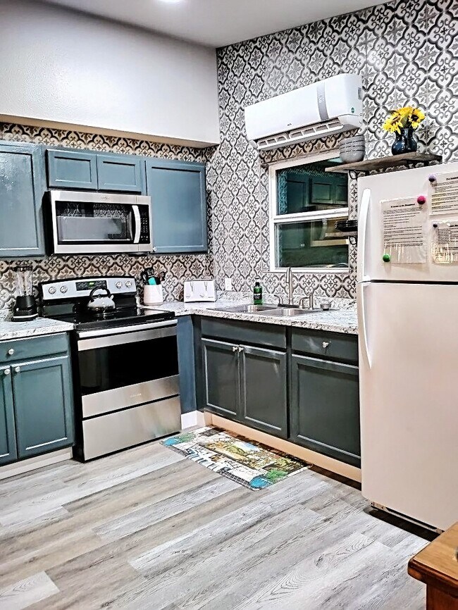 Building Photo - 4507 W Bayshore Dr