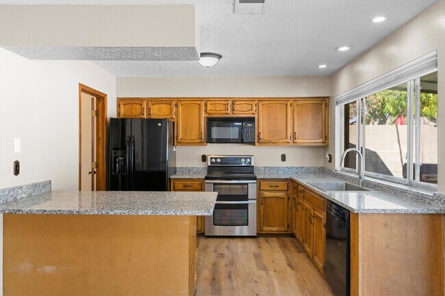 Building Photo - 5400 Dee Dr NE