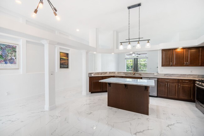 Building Photo - Enjoy the luxury living in Kingshyre, a hi...
