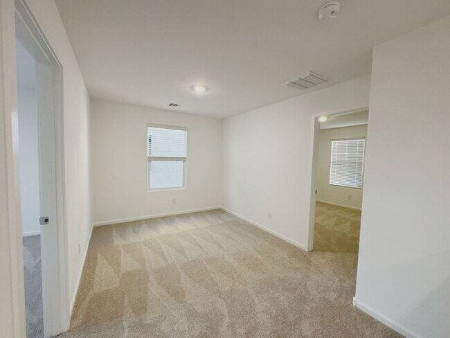 Building Photo - NEW 5 BEDROOM 3 BATHROOM HOME AVILABLE FOR RENT!