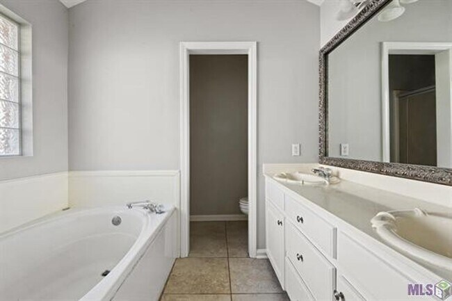 Building Photo - 4 Bedroom in Springlake Subdivision