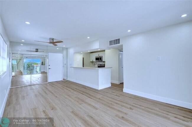 Building Photo - 1407 NE 56th St