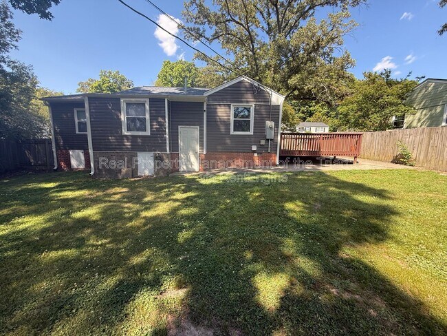 Building Photo - 2817 Shady Lawn Dr