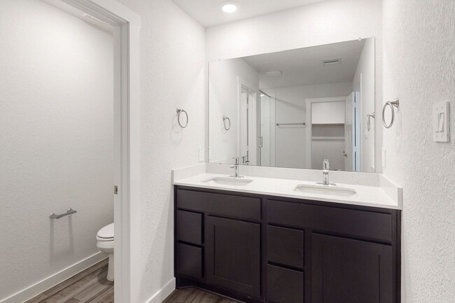 Building Photo - 3 Bedroom, 2 Bath in Midtown Subdivision C...