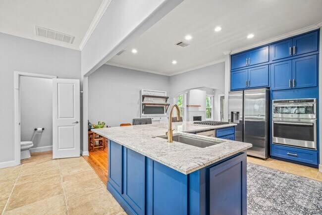Building Photo - 258 Tuxedo Ave
