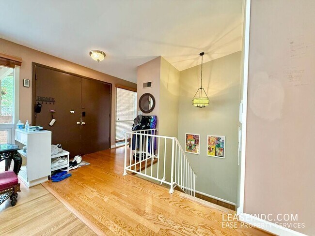 Building Photo - 6424 Hollins Dr