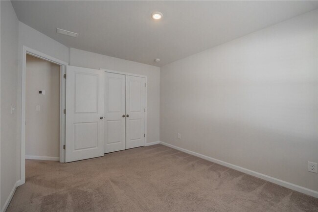 Building Photo - 14 Loebner Ln