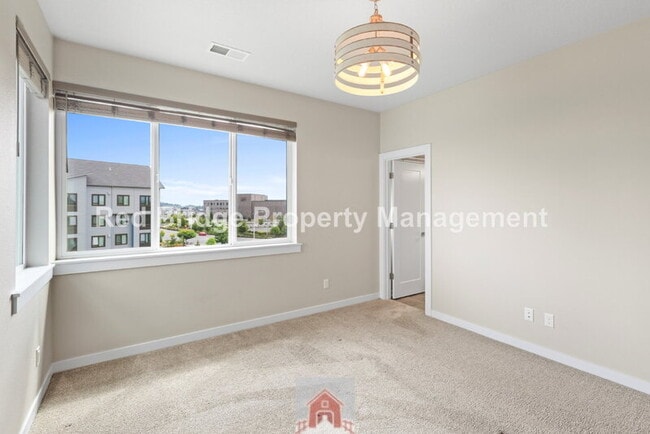 Building Photo - 17325 SW Goldcrest Ln