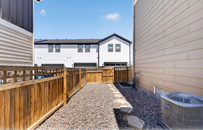 Building Photo - Beautiful 3 bed, 3 bath townhome in the lovely Painted Prairie Community!