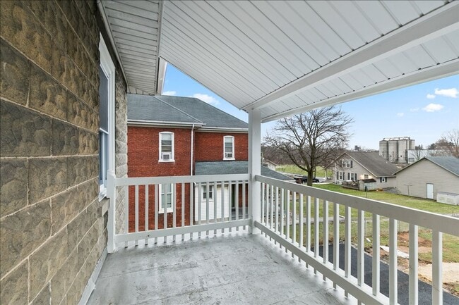 Building Photo - 584 W Main St