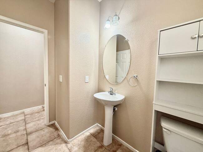 Building Photo - Spacious Living, Granite Counters, Great Location!