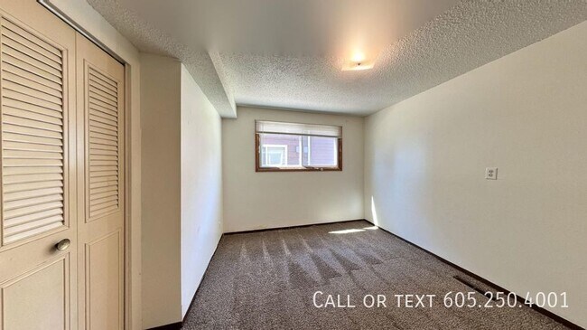 Building Photo - Effortless Living: Open-Layout 2BR Home