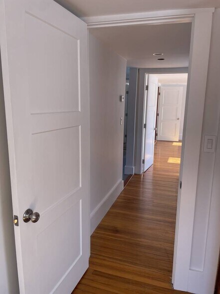 Building Photo - 13 Middle St