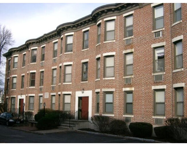 Building Photo - Market & Faneuil Brighton Rowhouse 1-Bed w...