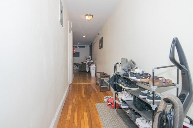 Building Photo - Brookline 3 Bed – 935 Sq Ft – Heat & Hot Water Included – Renovated – 9/1