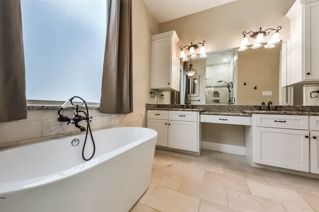 Building Photo - 1126 W 16th St