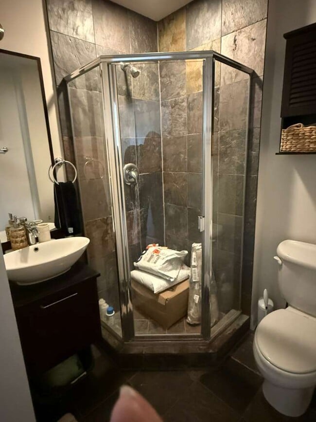 Building Photo - 807 W Lill Ave