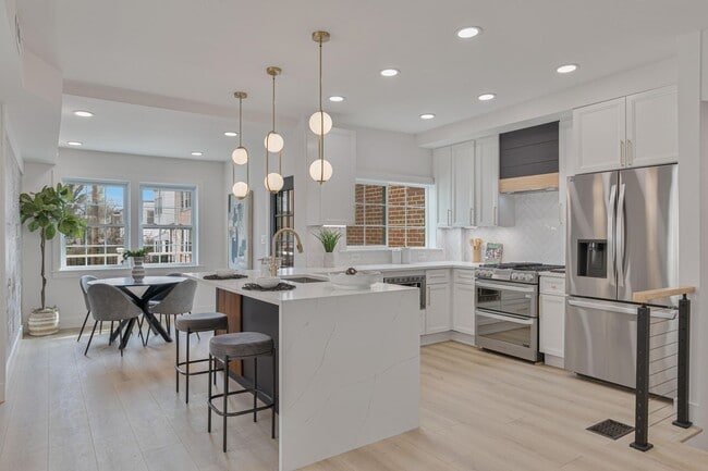 Building Photo - Spacious Fully Renovated Tudor Duplex w/ 3...