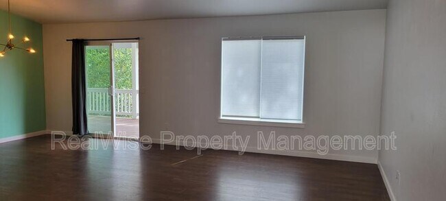 Building Photo - 1775 Daffodil Ln