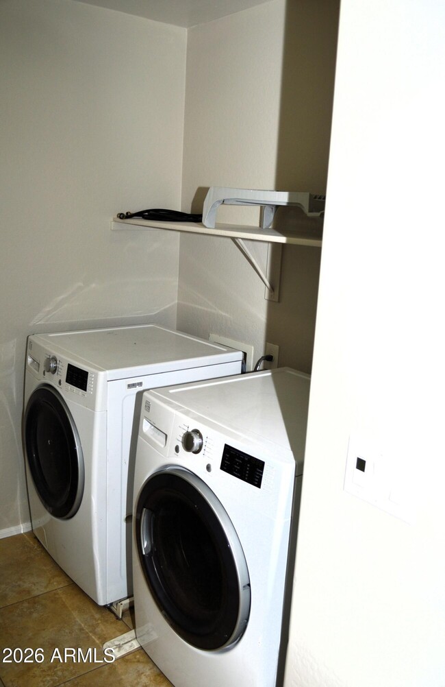 Building Photo - 964 S Almira Ave