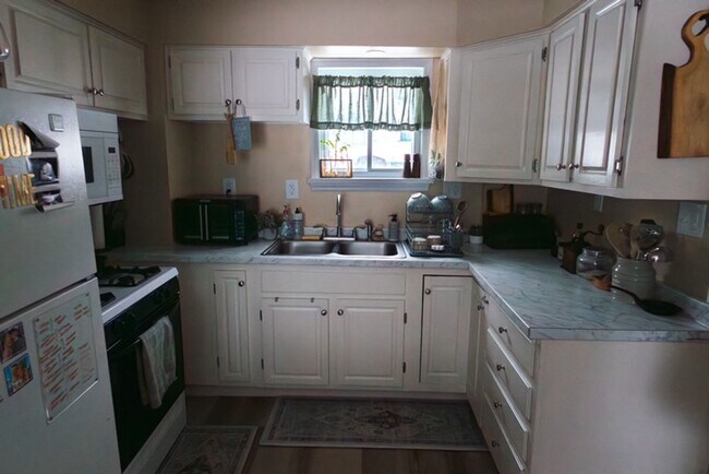 Building Photo - Remodeled 2BR House